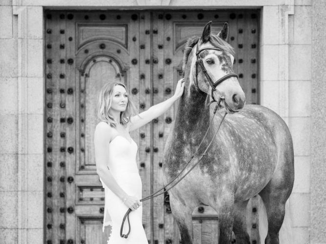 Bride and her horse at haddo house